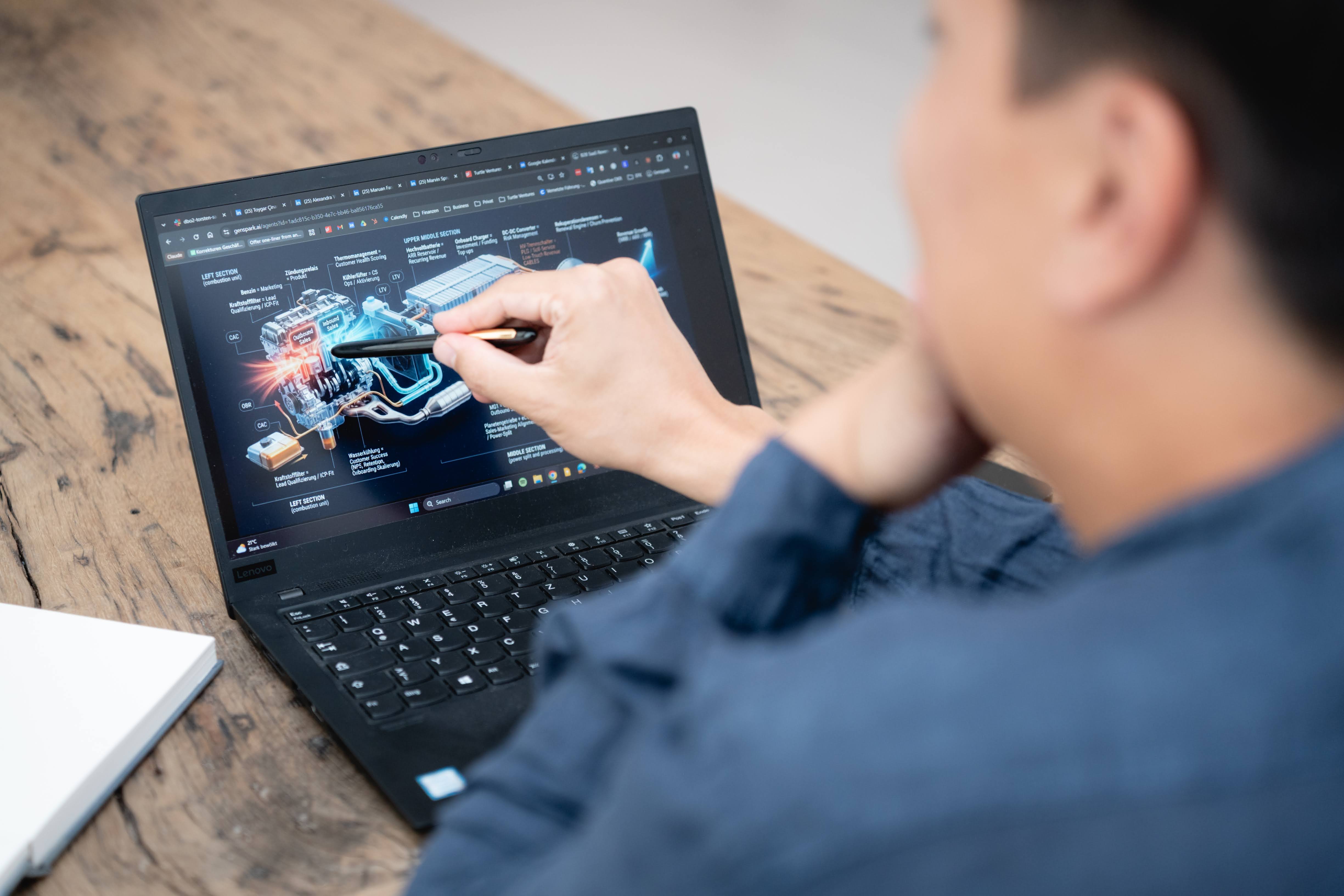 Torsten Sabel analysiert die Revenue Engine eines B2B-SaaS-Unternehmens am Laptop